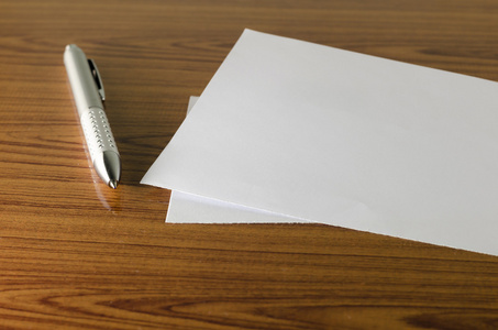 用白色纸笔照片