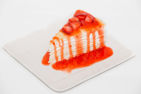绉蛋糕配草莓汁分离对白色