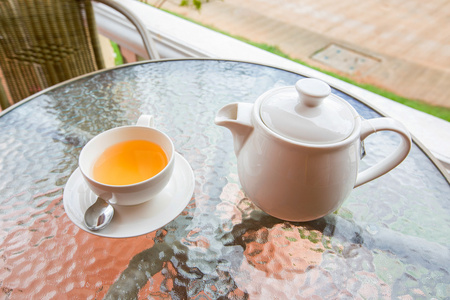 喝杯茶，玻璃桌上的茶壶