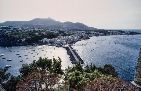 从阿拉贡城堡岛的视图