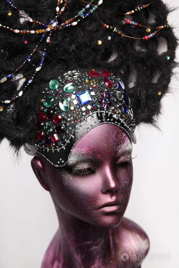 彩绘的模特女孩与民族头饰