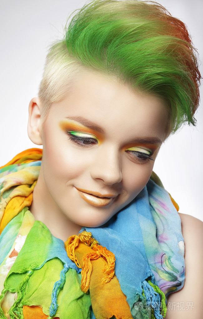 五颜六色的化妆和短彩绘的发型的年轻女子