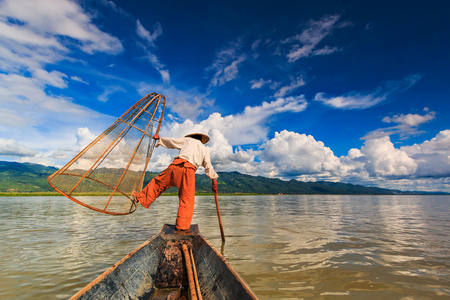 渔民在船上被传统网抓鱼图片