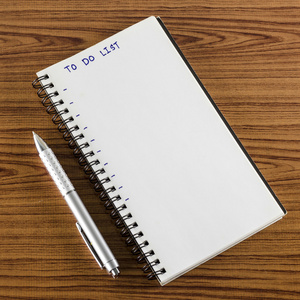 笔记本和钢笔字的待办事项列表
