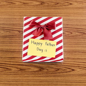 礼品盒与卡写父亲节日快乐图片