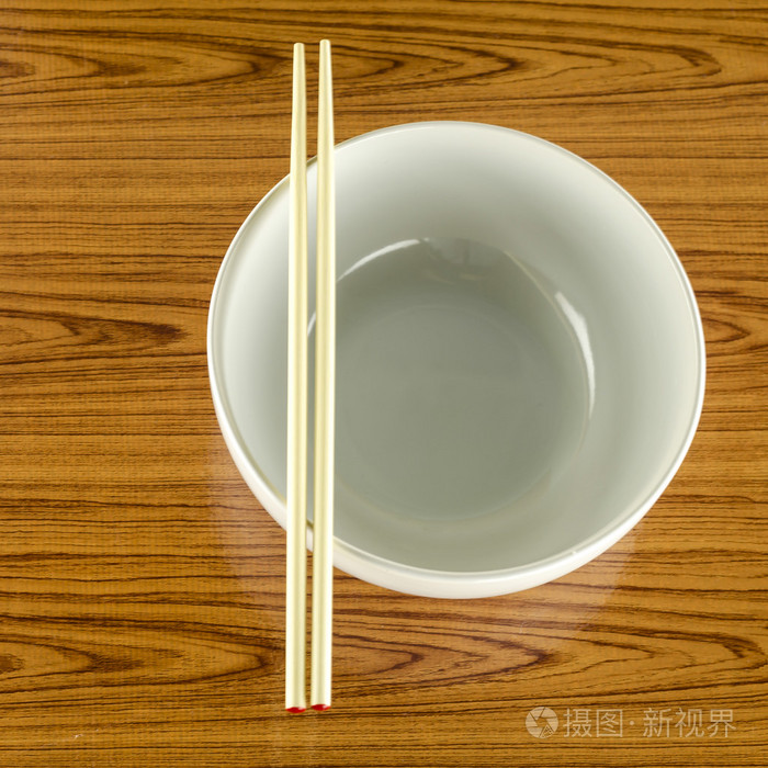 空的白碗,用筷子