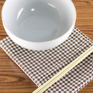 白色的碗和筷子，厨房巾