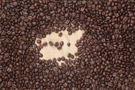 木制的背景上的咖啡豆咖啡版