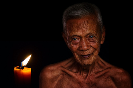 高级亚洲男人的特写肖像