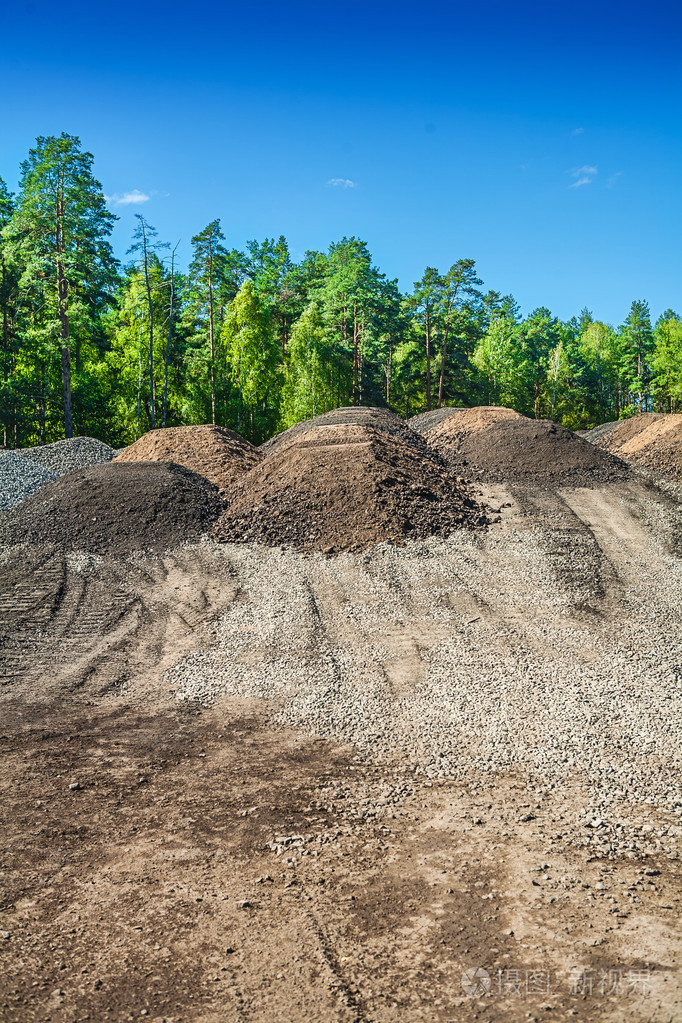 成堆的沙子和碎石