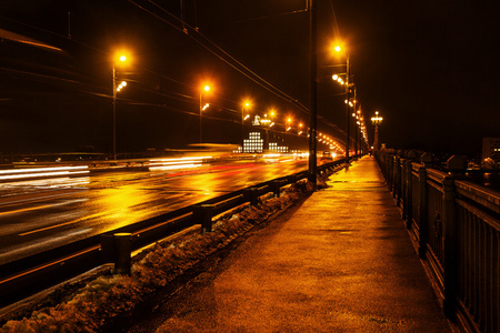 在拉脱维亚首都里加，石头桥上的夜景