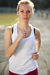 慢跑 培训运行在户外，特写肖像的年轻女子