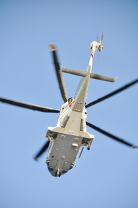 在海洋平台上的直升机停车着陆。直升机转移船员或乘客在近海石油和天然气工业工作