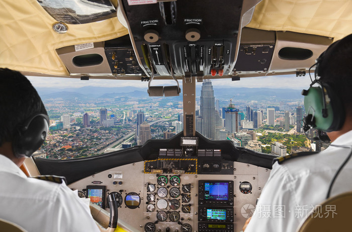 飞行员在飞机驾驶舱和城