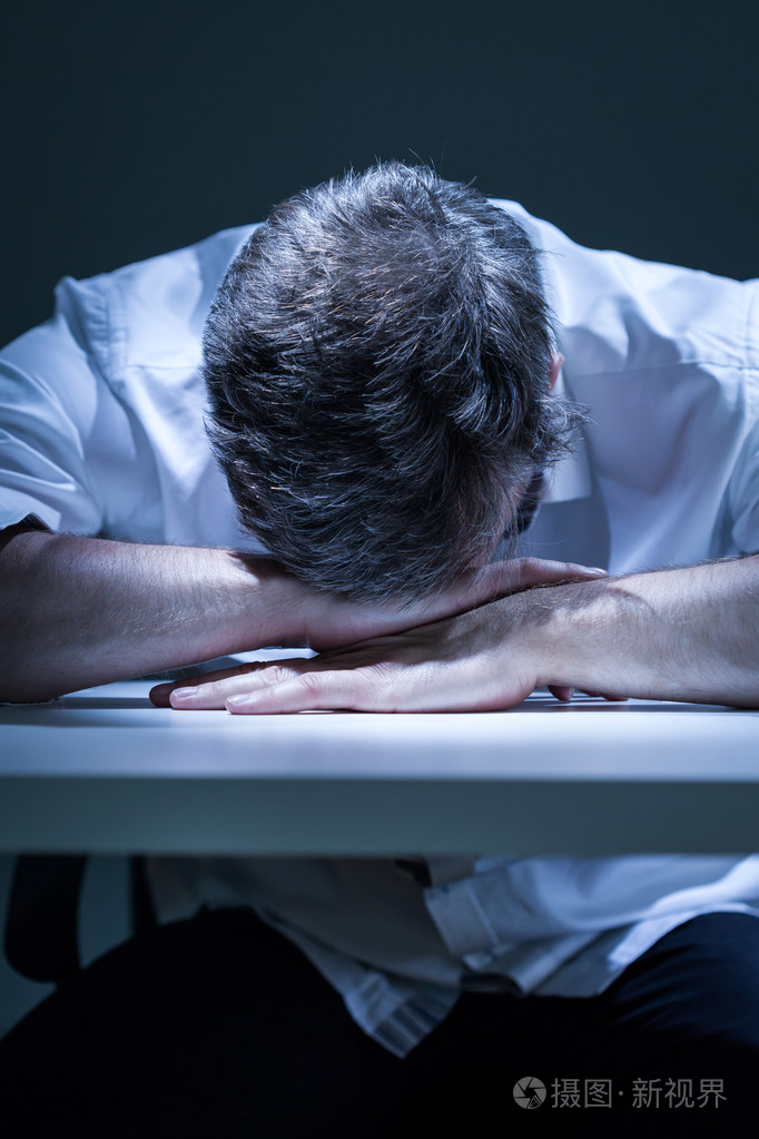 失落的人,在桌子上的头照片-正版商用图片1h08y9-摄图新视界