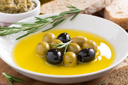新鲜的橄榄油和意式小吃，特写