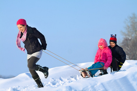 小孩子在雪地里玩