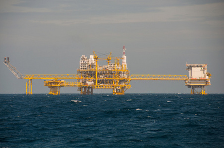 石油和天然气在海湾或大海，海上石油平台和钻机施工平台