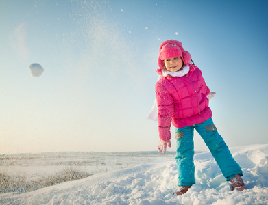 小孩子在雪地里玩