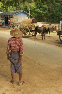 本地男子站在街 mingun 缅甸