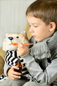 小男孩的玩具狗食药用糖浆图片