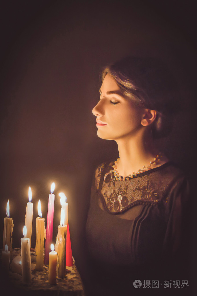 蜡烛祈祷的女人