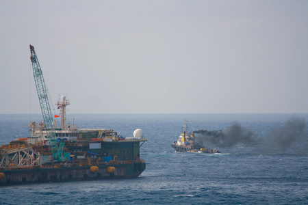 在海湾或海大型起重机船在离岸，起重船做海洋重电梯安装中安装的平台工作