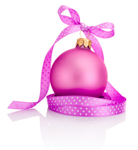 粉红色的圣诞球用丝带弓孤立在白色的背景