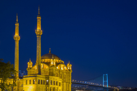 奥尔塔柯伊清真寺在晚上在伊斯坦布尔，土耳其