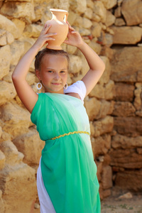 小女孩抱着希腊的安菲拉