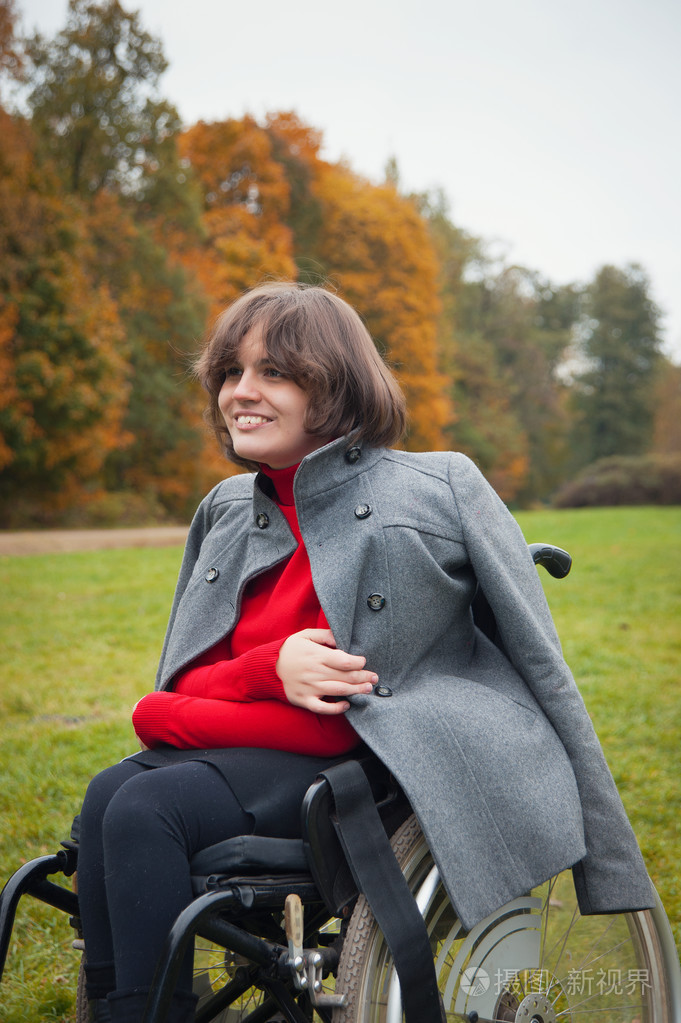 坐在轮椅上的女人