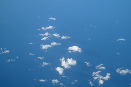 云层和从平面看蓝蓝的天空