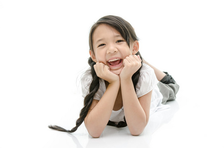 的咸水鳄鱼出现由水和露齿的微笑好的信号由年轻的微笑少年男孩工作室