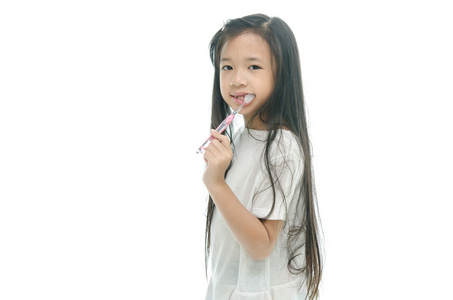 小美丽的亚洲女孩刷牙