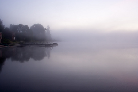 早晨自然景象景观雾雾反射在水面上。 塞利格湖俄罗斯。