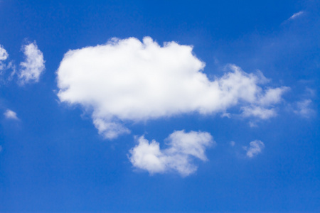 天空中的云形状像鲸鱼照片