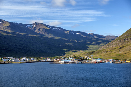 从海 Seydisfjordur 冰岛视图