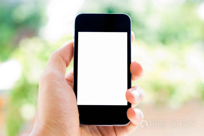 特写手拿着智能手机与模糊的自然背景
