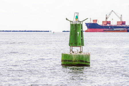 浮标救生圈鱼漂和钩在水中以航海为主题的邮票标志-sos-帮助标志/符号