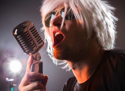 摇滚歌手与复古麦克风照片