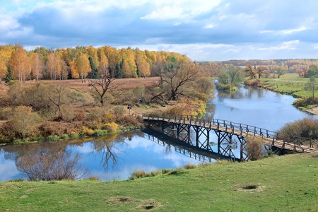 秋季景观河与木桥