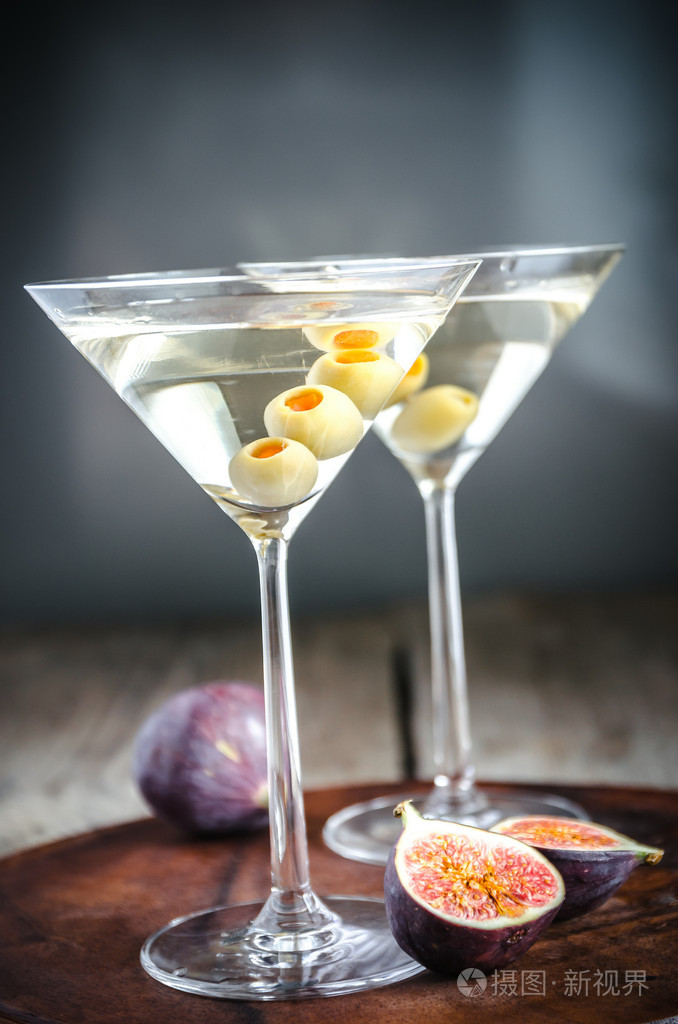 两个橄榄马提尼鸡尾酒