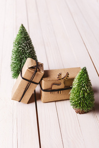 圣诞工艺品礼品盒上木背景