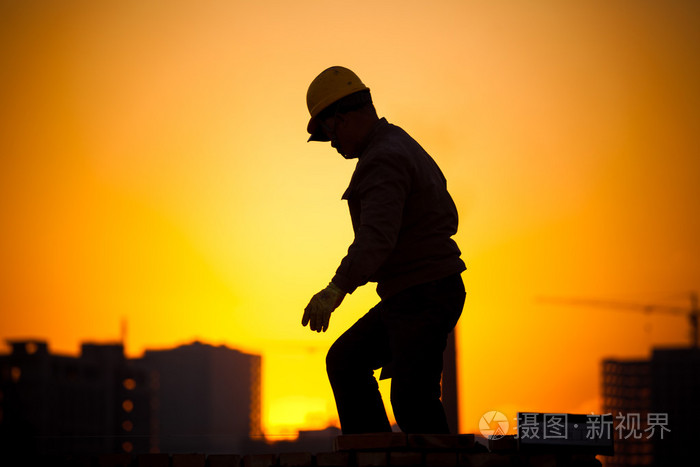 建筑工人的剪影