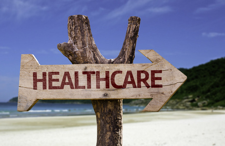 医疗保健的木牌，在背景上的一片海滩