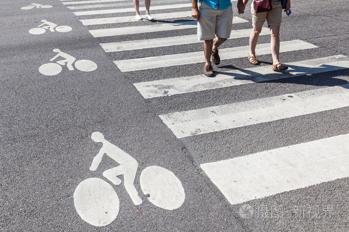 在人行横道过马路