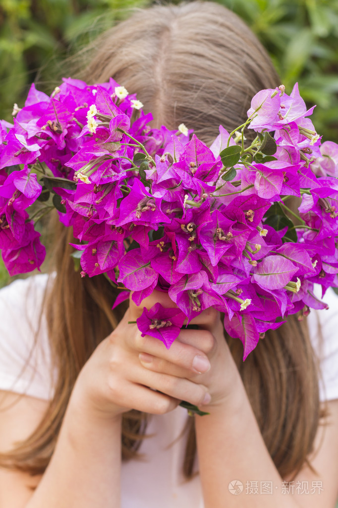 束鲜花的女孩