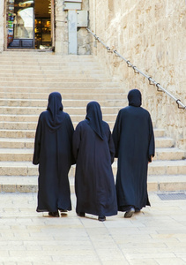 修女们走在街上