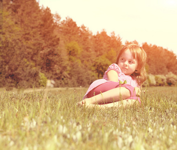 可爱的女孩躺在草地上