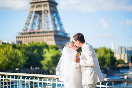 新娘和新郎在巴黎附近的埃菲尔铁塔